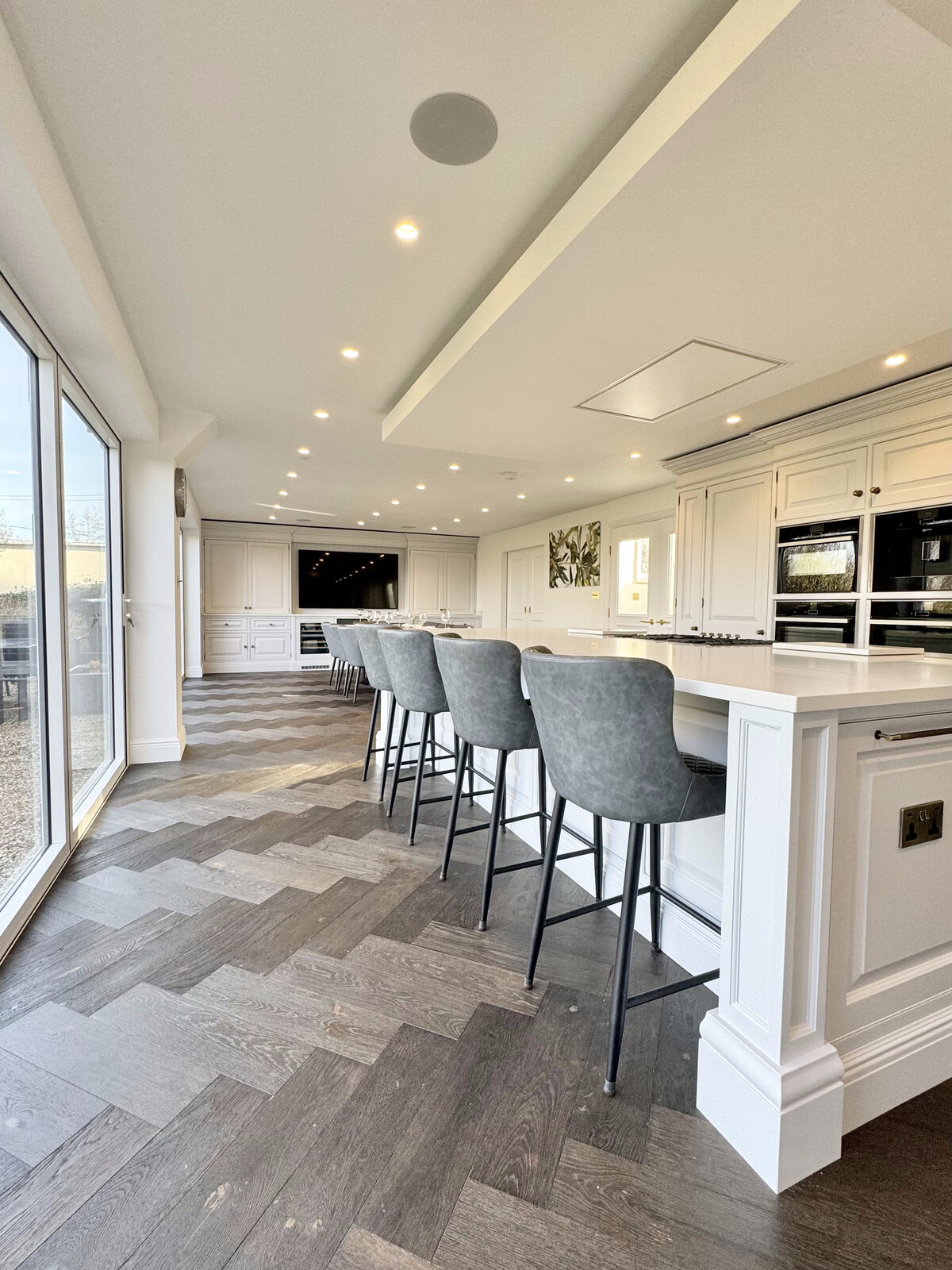 Built-in dining and bar unit